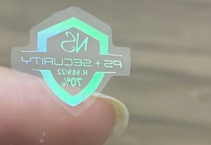Exemplo de corte especial em formato de escudo, holográfico