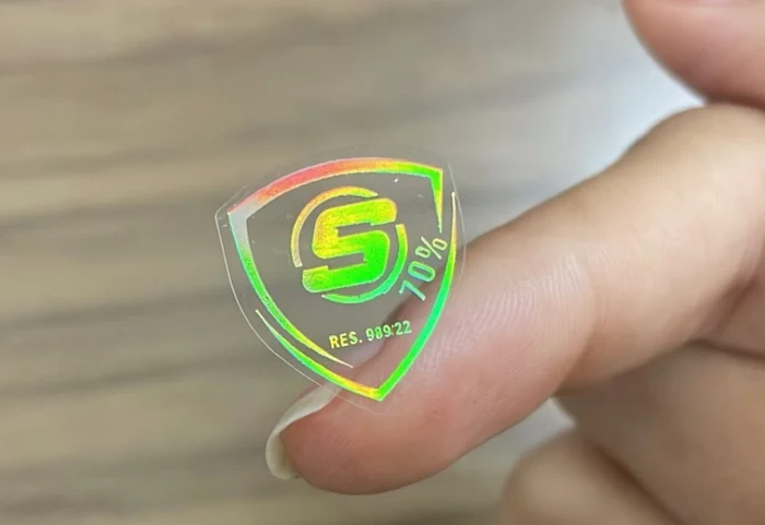 Exemplo de corte especial em formato de brasão com logo personalizada