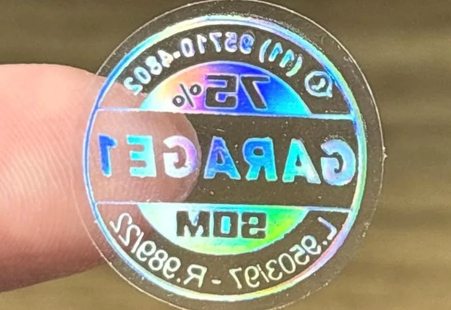 Chancela adesiva holográfica de perto, com efeito de cor variando com a luz